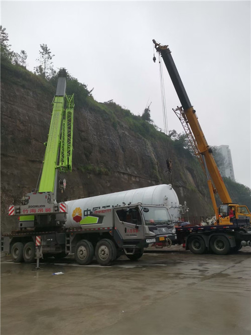 台儿庄区“不怕风雨冻”—— 吊车的 “恶劣环境适应” 技术
